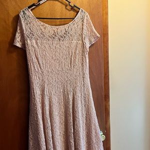 SLNY Women’s Lace Midi Dress